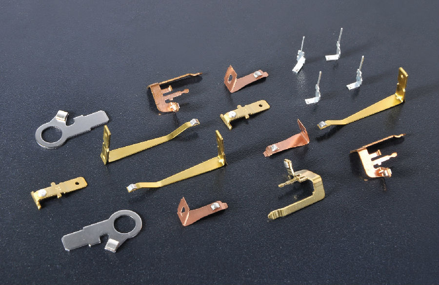 如何解決五金沖壓件出現(xiàn)翻料，扭曲